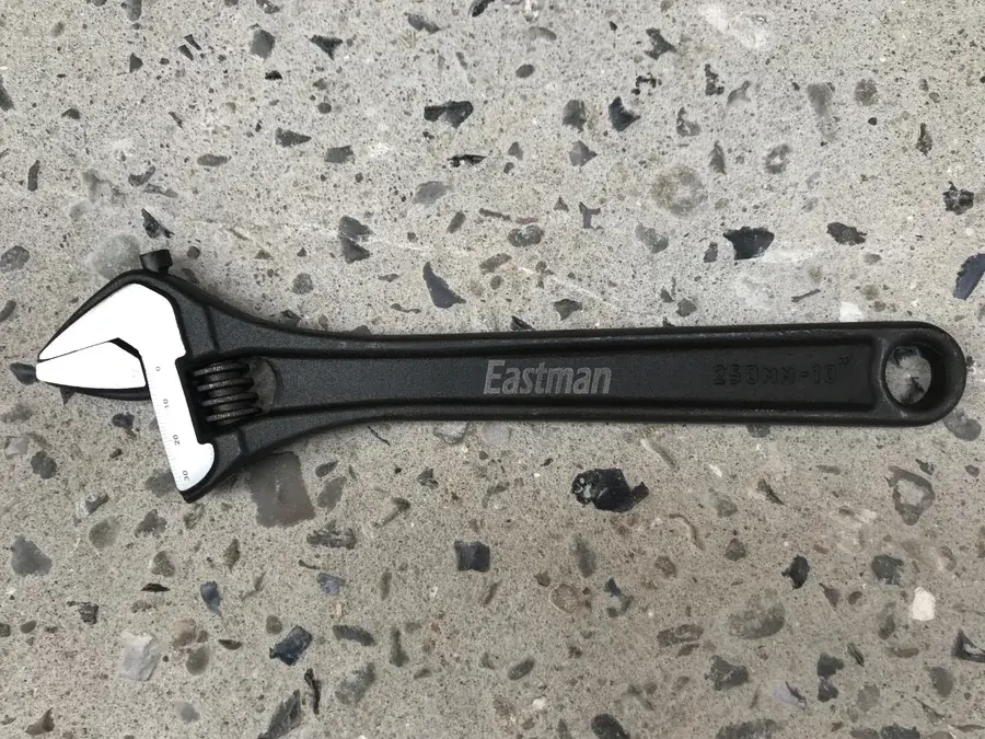 Skiftnyckel 10'' fosfaterad med målskala